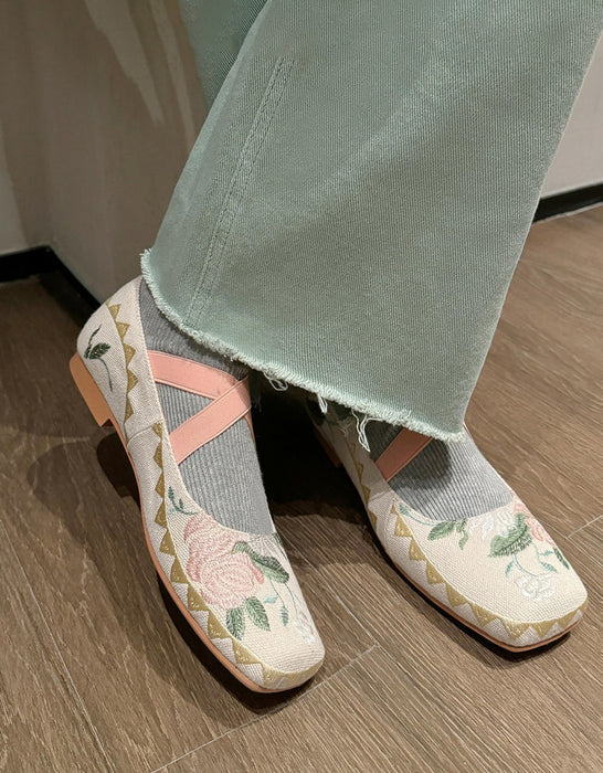 Ballerines à bout carré et brides croisées brodées en tissu
