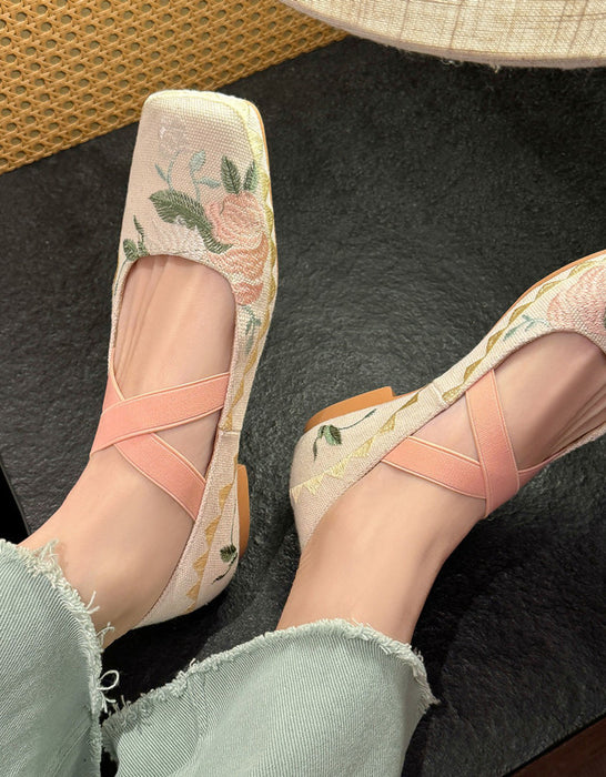 Ballerines à bout carré et brides croisées brodées en tissu