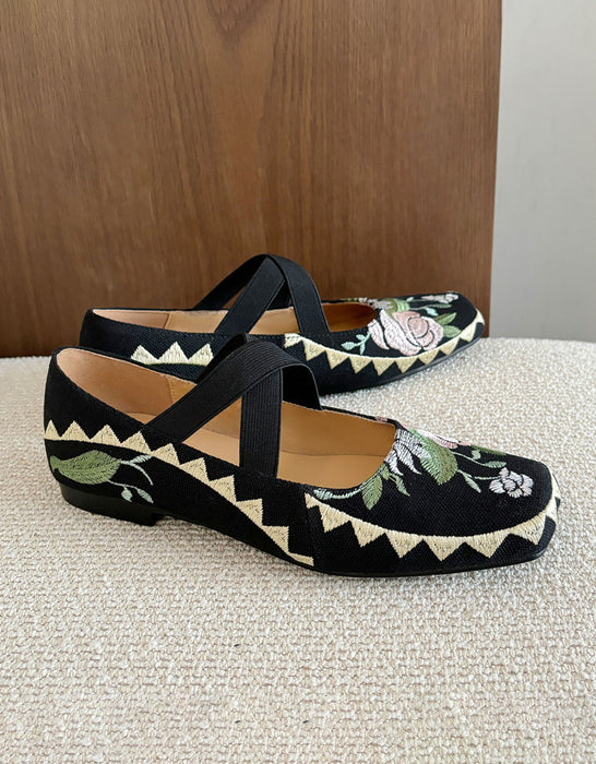 Ballerines à bout carré et brides croisées brodées en tissu