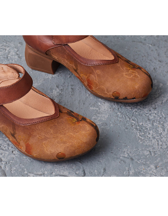 Tacones gruesos elegantes con tiras en el tobillo de gamuza estampadas a mano