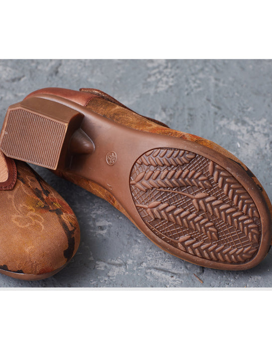 Tacones gruesos elegantes con tiras en el tobillo de gamuza estampadas a mano