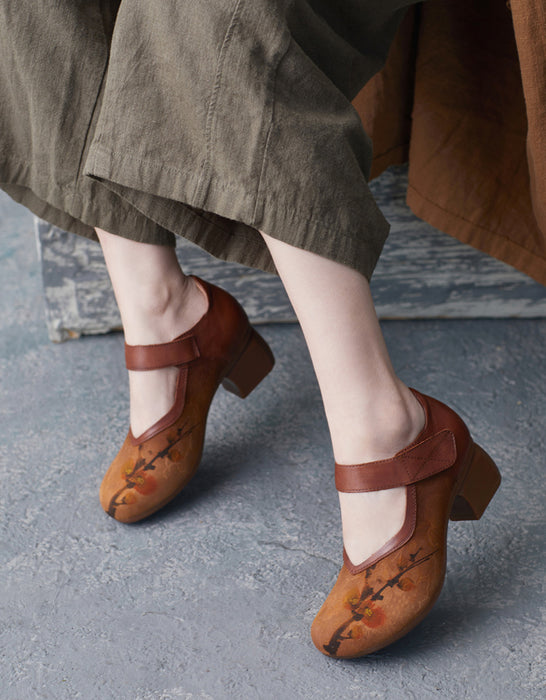 Tacones gruesos elegantes con tiras en el tobillo de gamuza estampadas a mano