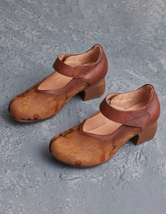 Tacones gruesos elegantes con tiras en el tobillo de gamuza estampadas a mano