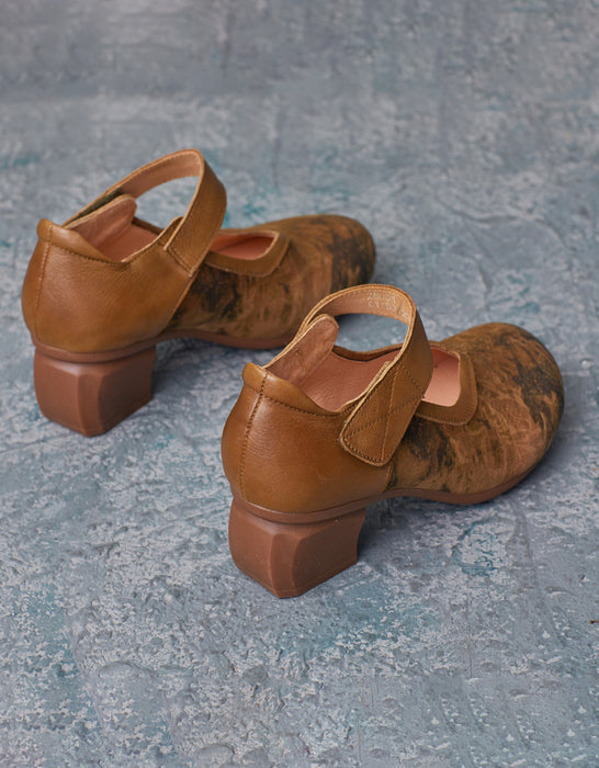 Tacones gruesos elegantes con tiras en el tobillo de gamuza estampadas a mano