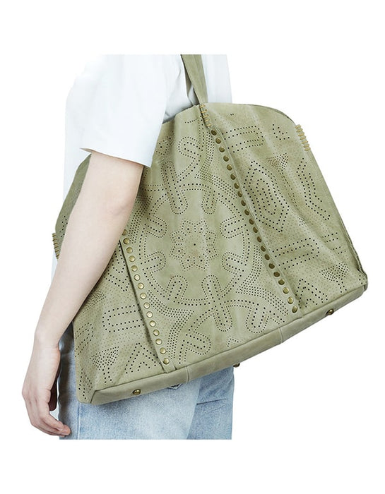 Large-Capacity Vintage Fashion Rivets HandBag  92.00