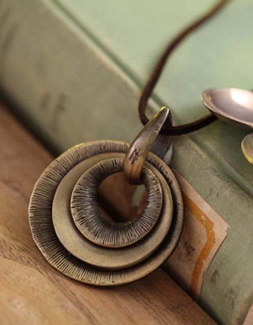 Women's Round Pendant Retro Necklace Accessories 35.00